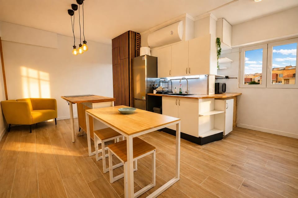 Kitchen or kitchenette, Seating area, Dining area