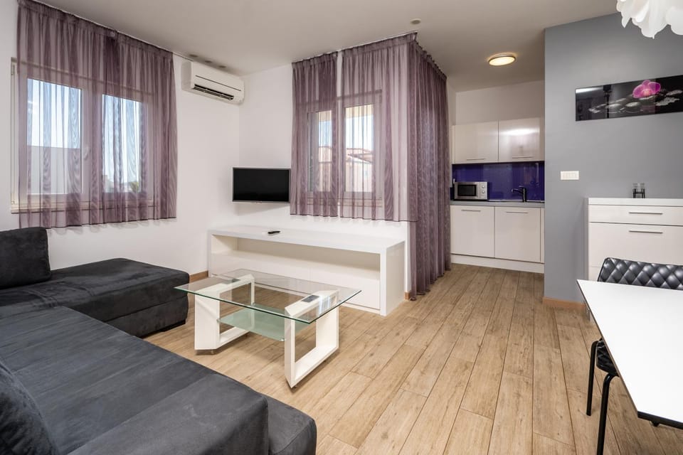 Living room, Photo of the whole room, Seating area