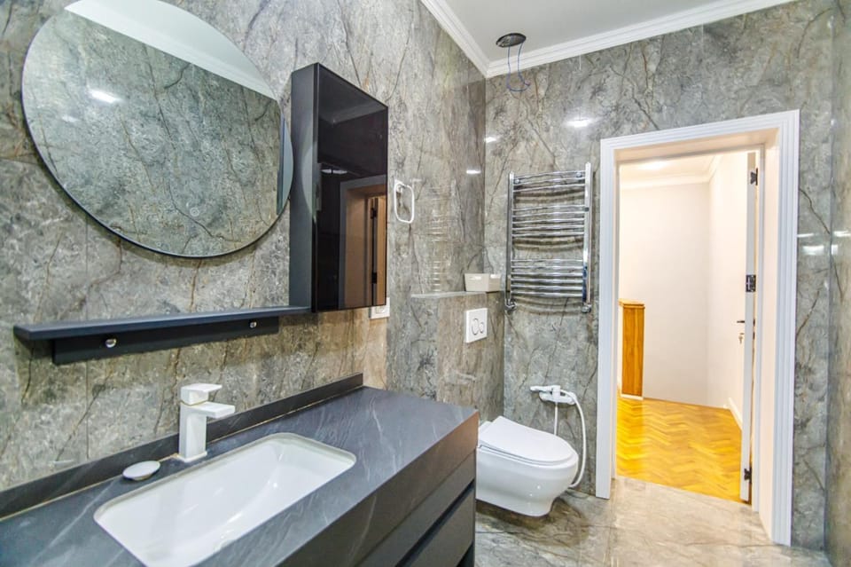 Shower, Toilet, Bathroom, Bath, bidet, towels