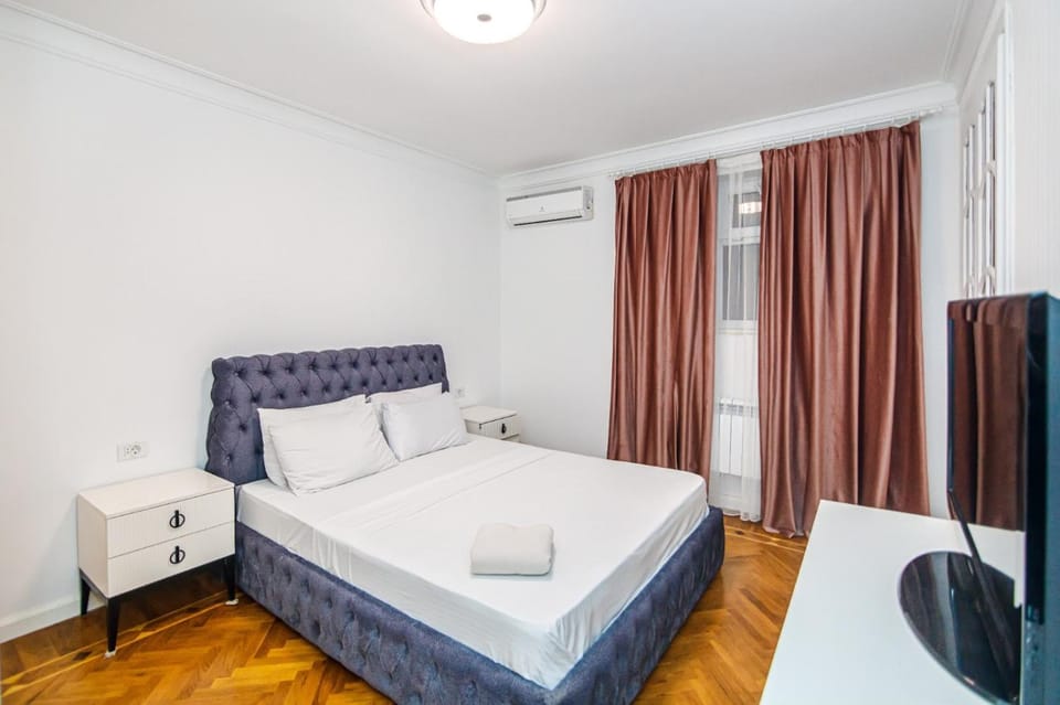 Communal lounge/ TV room, Bed, Photo of the whole room, Seating area, Bedroom, towels, air conditioner
