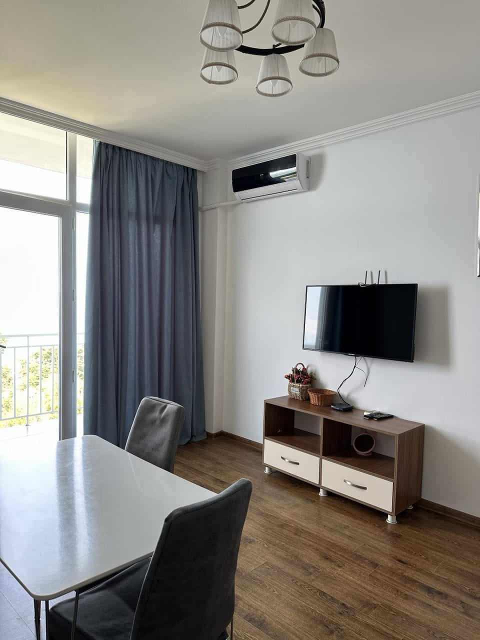 TV and multimedia, Living room, Dining area, air conditioner