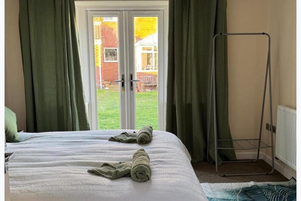 Bed, Photo of the whole room, Bedroom, towels