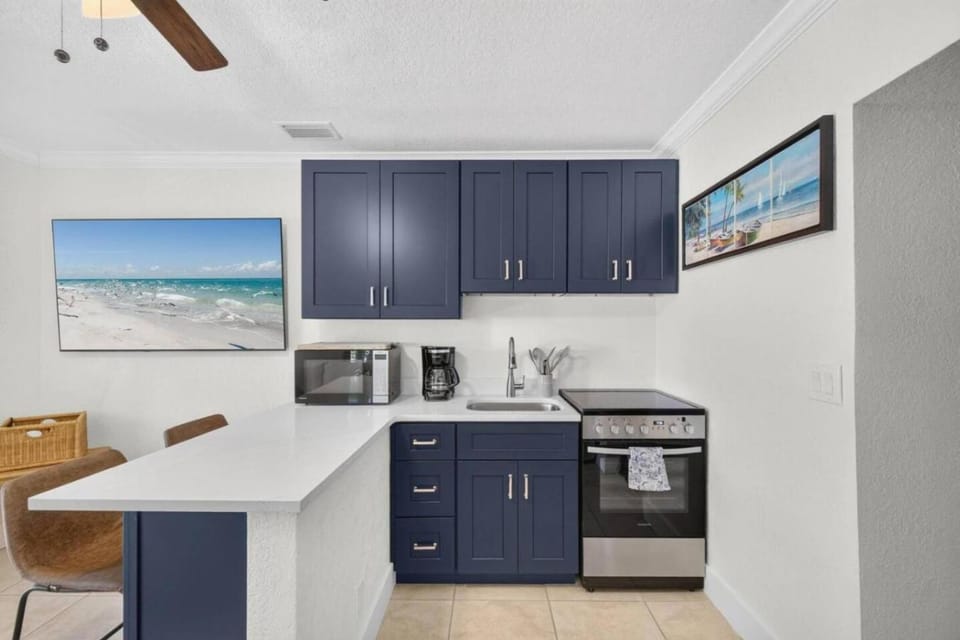 Fall Promo Thursdays! Heated Pool, Steps to Beach! Sleeps 4! Apartment in North Redington Beach