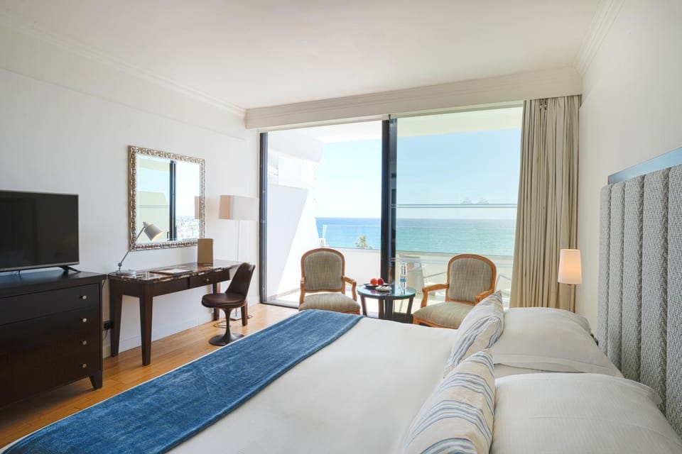 Bed, TV and multimedia, View (from property/room), Seating area, Bedroom, Sea view
