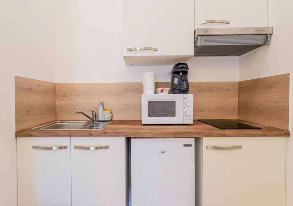 Coffee/tea facilities, Kitchen or kitchenette, stove