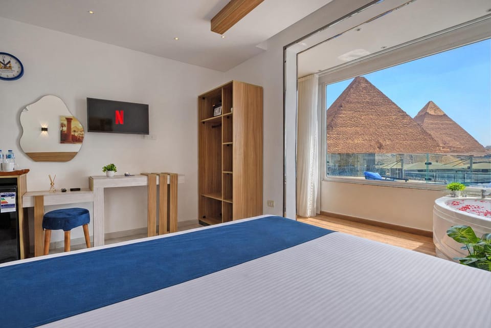 Bed, TV and multimedia, Photo of the whole room, Bedroom, Mountain view