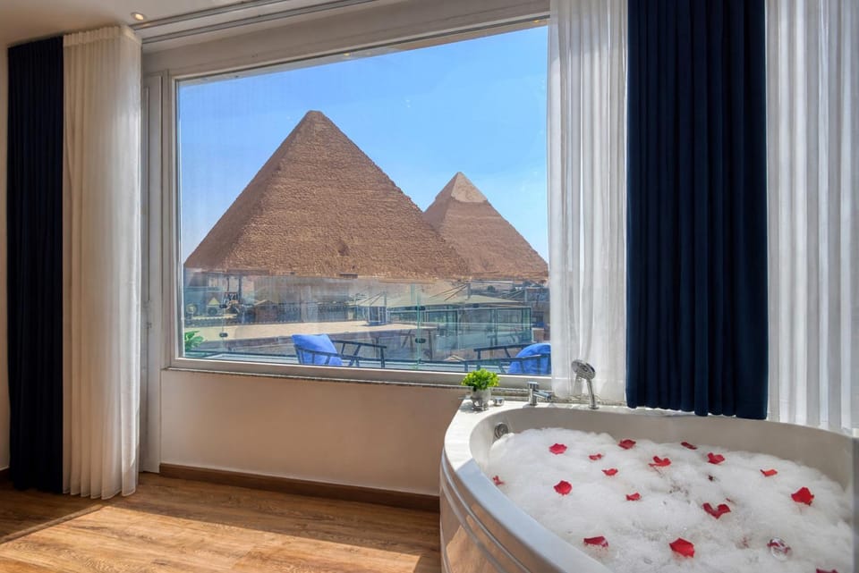 Bed, Day, Natural landscape, Hot Tub, View (from property/room), Photo of the whole room, Bedroom