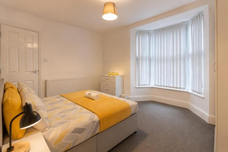 4 bed, Sleeps6, Free Parking, Contractors, Groups, Tourists, Travel, Business, Short And Long Term Stays Welcome, Great Rates Available At Peachy Stays Apartment in Liverpool