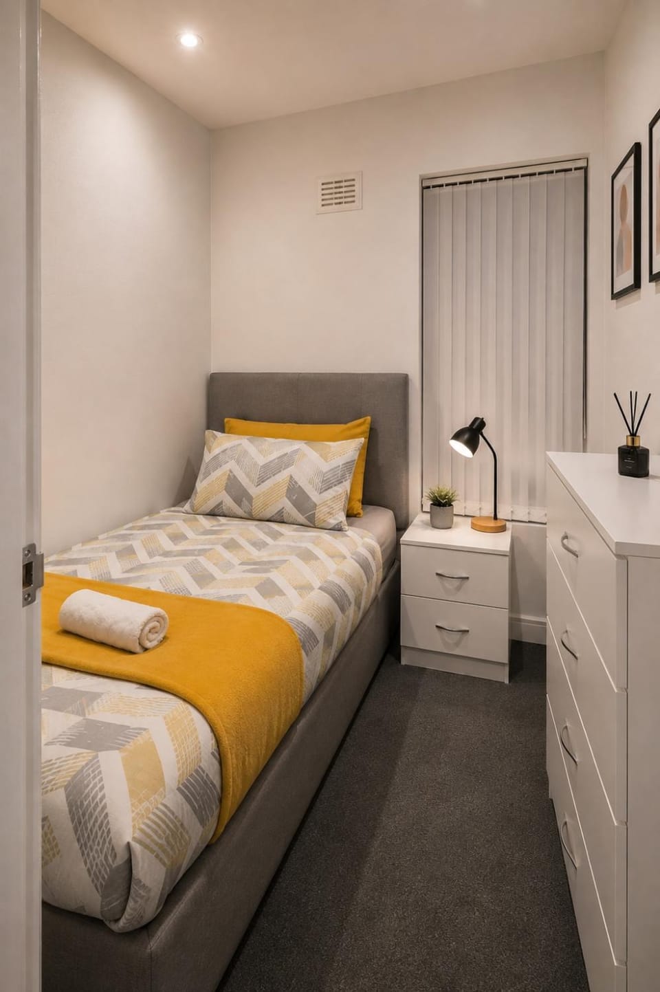 4 bed, Sleeps6, Free Parking, Contractors, Groups, Tourists, Travel, Business, Short And Long Term Stays Welcome, Great Rates Available At Peachy Stays Apartment in Liverpool