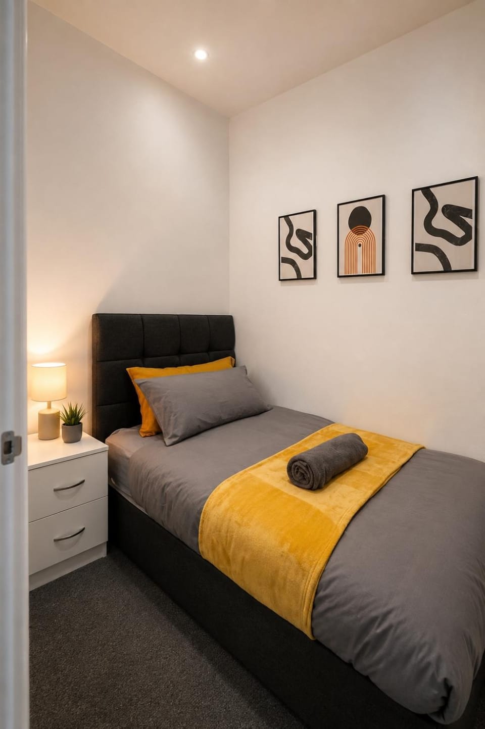 4 bed, Sleeps6, Free Parking, Contractors, Groups, Tourists, Travel, Business, Short And Long Term Stays Welcome, Great Rates Available At Peachy Stays Apartment in Liverpool