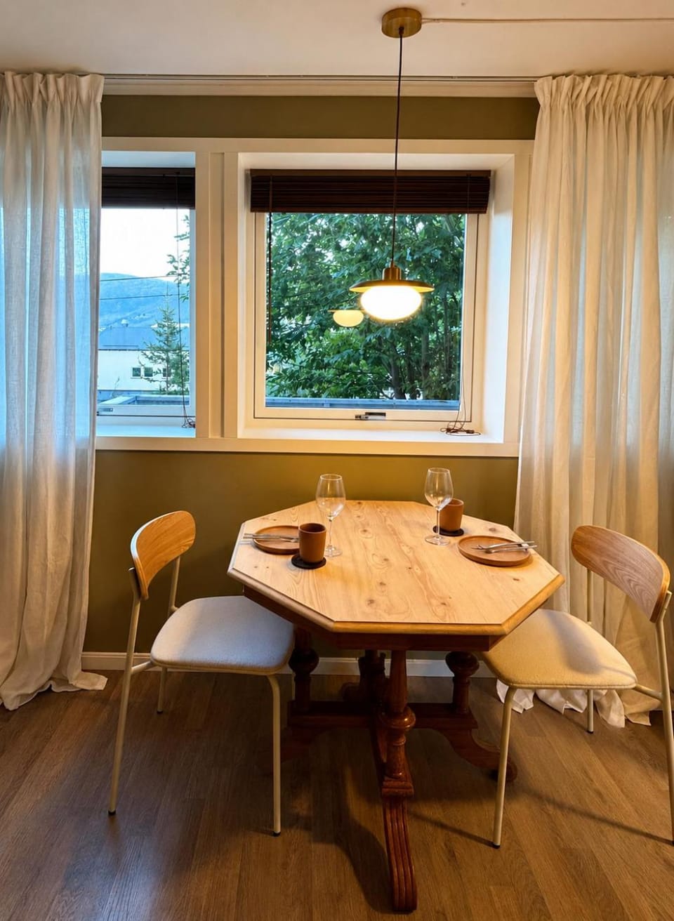 Natural landscape, Seating area, Dining area
