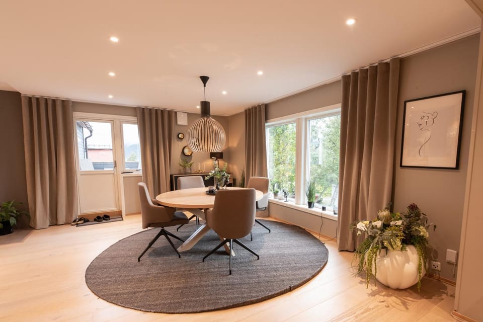 Seating area, Dining area