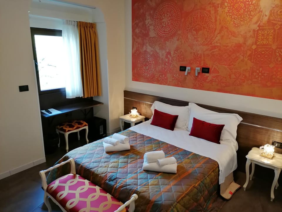 Photo of the whole room, Bedroom, towels