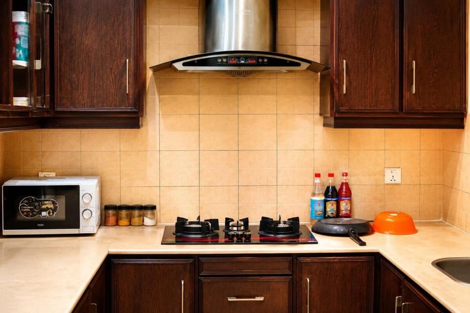 Coffee/tea facilities, Kitchen or kitchenette, stove