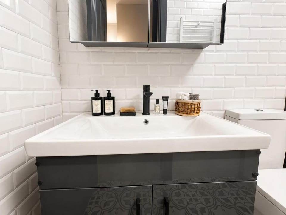 Designer Apartment - AC - Balcony - Walk to Taksim Apartment in Istanbul
