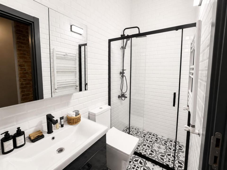 Designer Apartment - AC - Balcony - Walk to Taksim Apartment in Istanbul