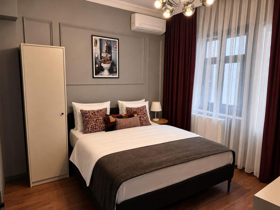 Designer Apartment - AC - Walk to Taksim Apartment in Istanbul