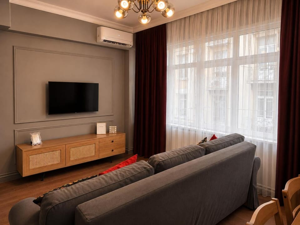 Designer Apartment - AC - Walk to Taksim Apartment in Istanbul