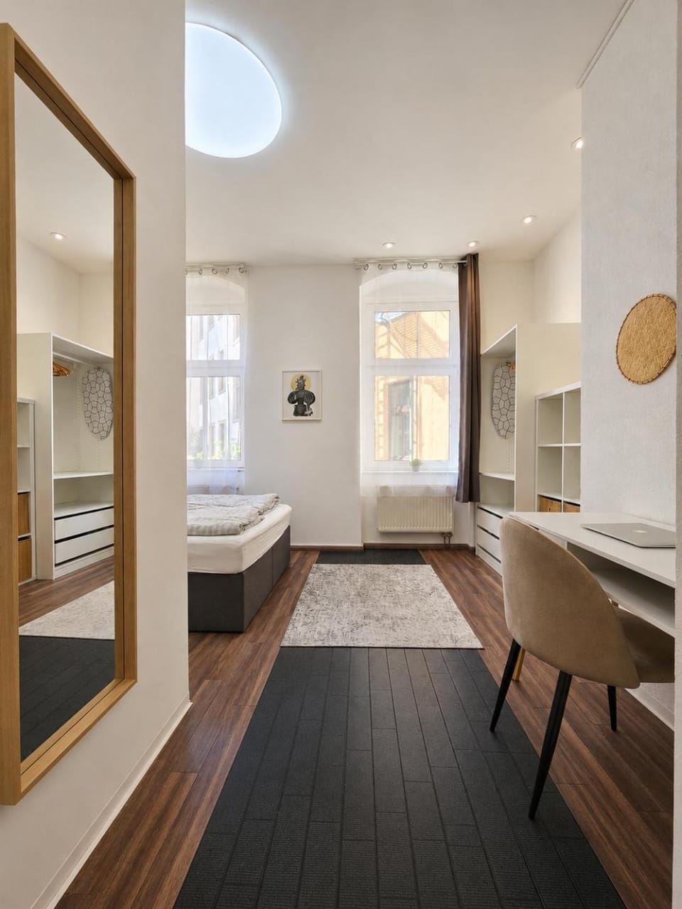 Photo of the whole room, Bedroom, wardrobe