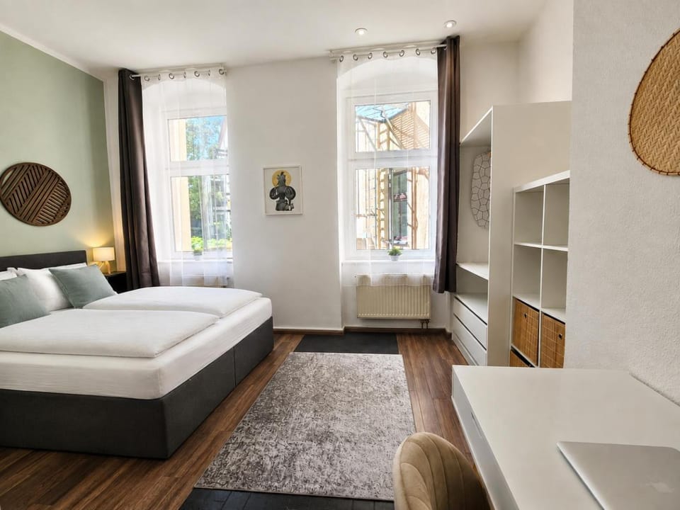 Photo of the whole room, Bedroom, wardrobe