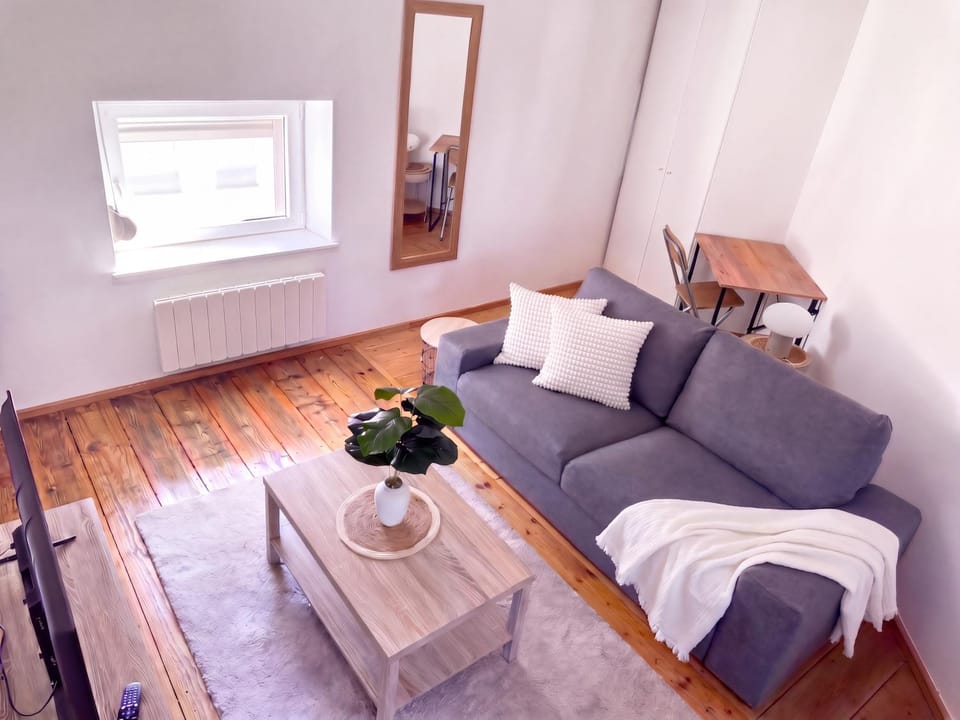 TV and multimedia, Living room, Photo of the whole room, Seating area, Bedroom