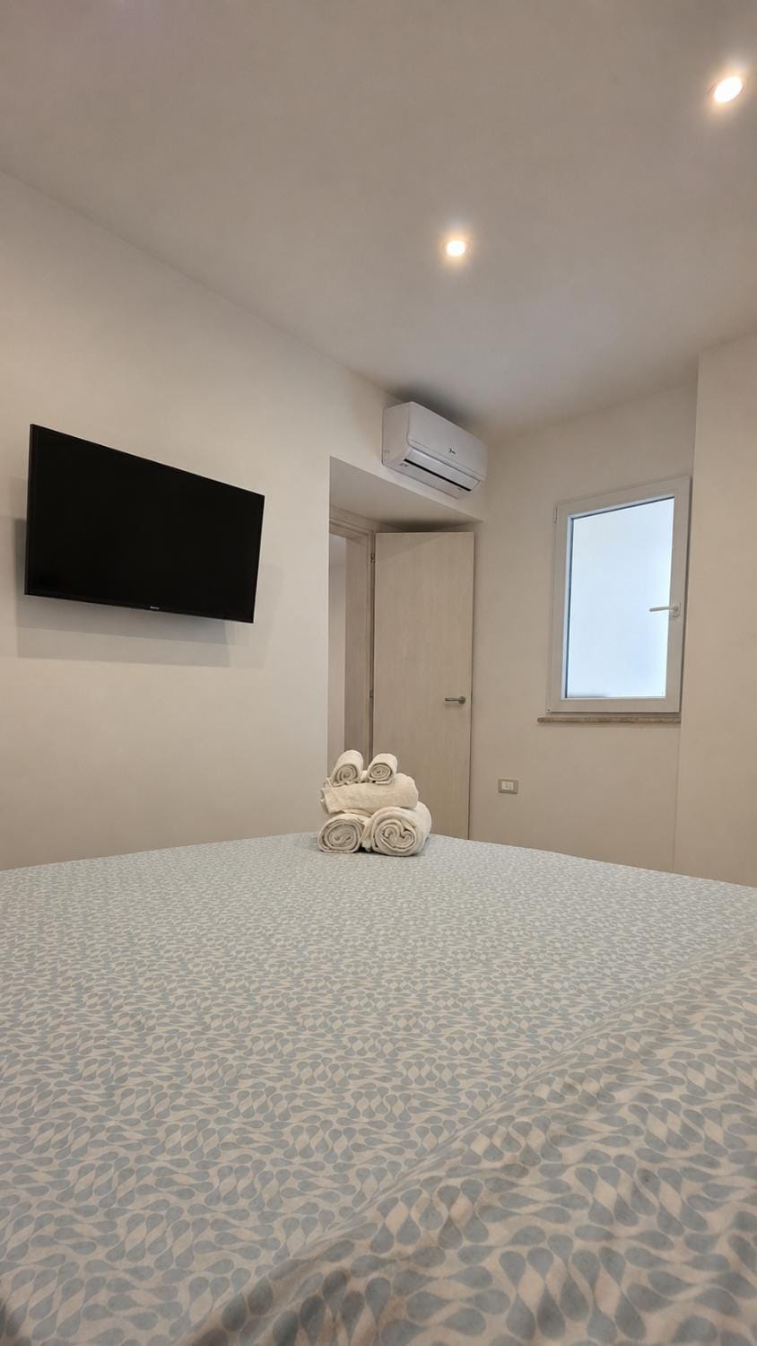 Bed, TV and multimedia, Photo of the whole room, Bedroom, towels, air conditioner
