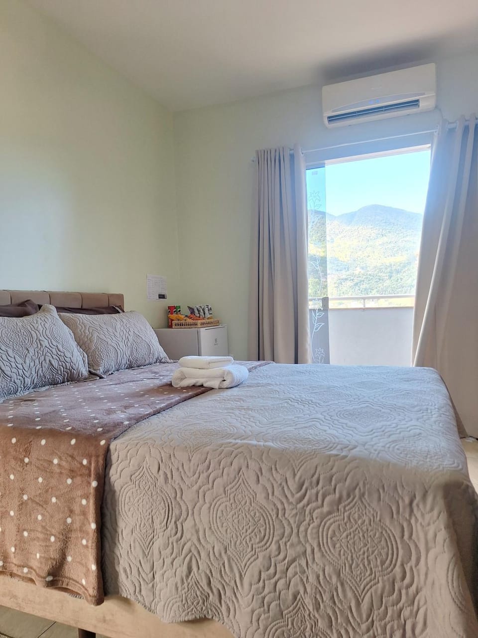 Bed, Natural landscape, Photo of the whole room, Bedroom