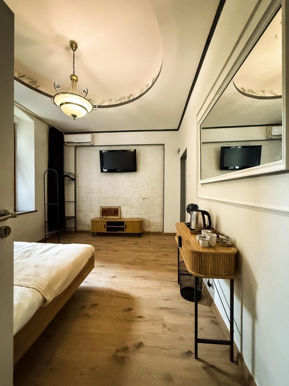 Bed, Living room, Photo of the whole room, Seating area, Bedroom, air conditioner