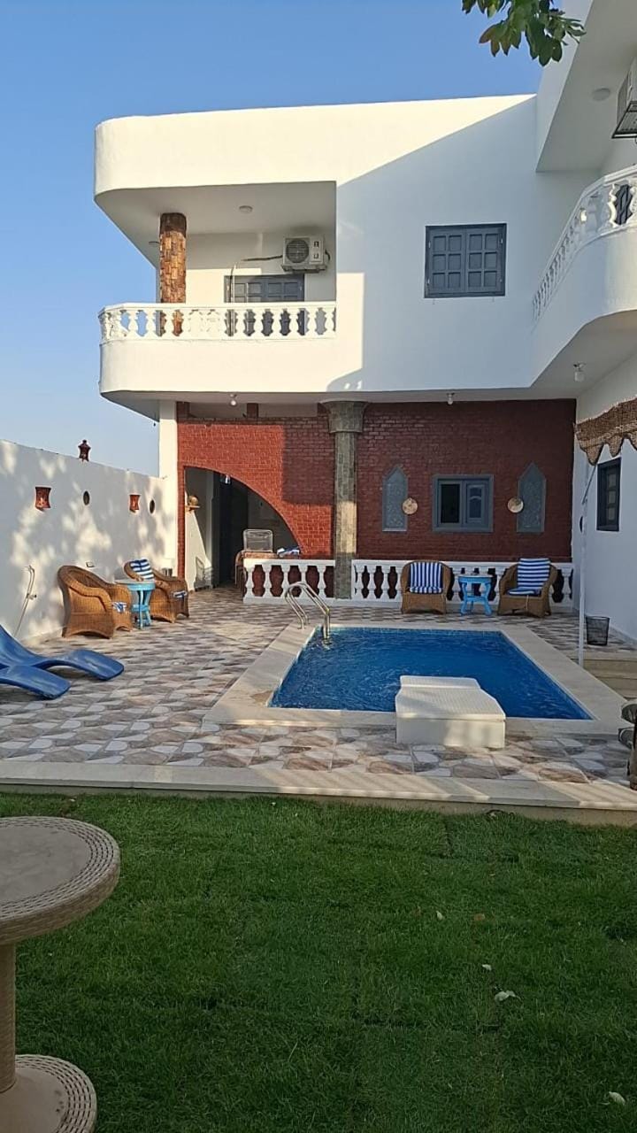 Property building, Patio, Day, Pool view, Swimming pool, sunbed