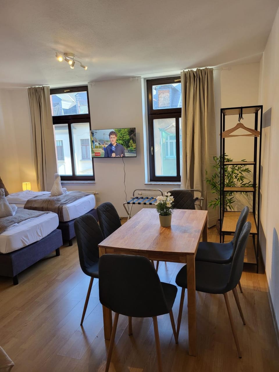 Bed, Photo of the whole room, Seating area, Dining area, Bedroom