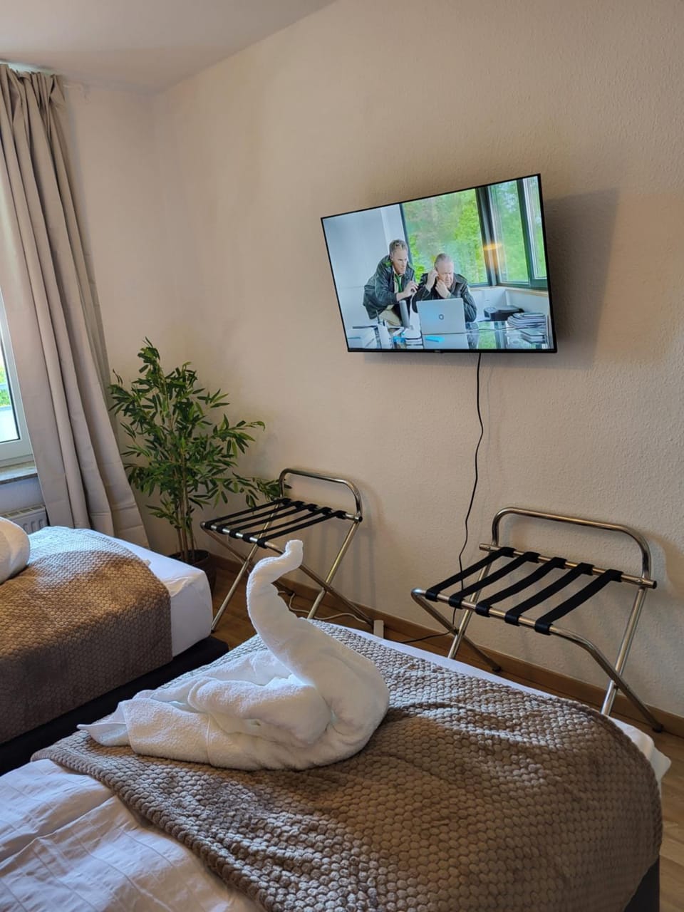 Bed, TV and multimedia, Photo of the whole room, Bedroom, towels