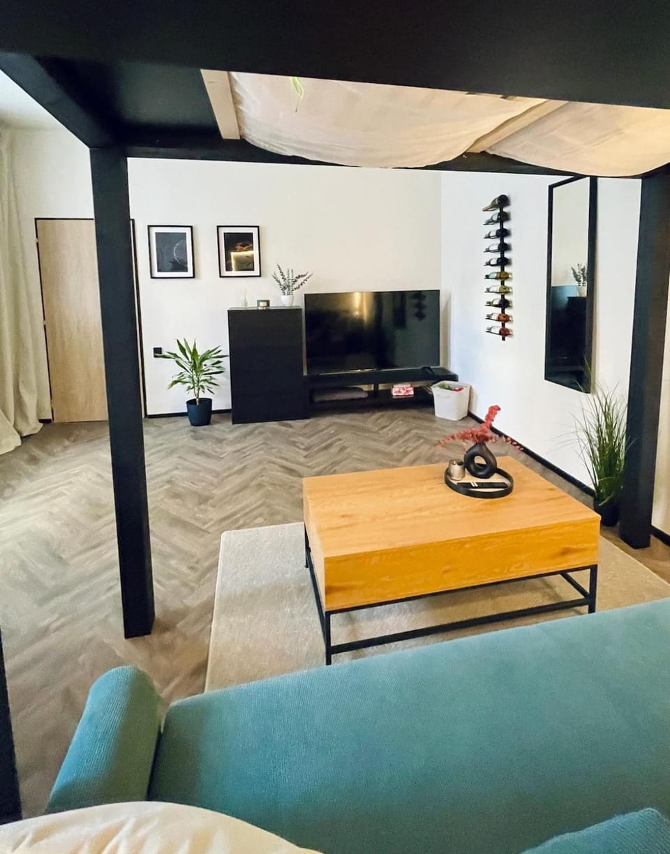 Communal lounge/ TV room, TV and multimedia, Living room, Seating area, Evening entertainment
