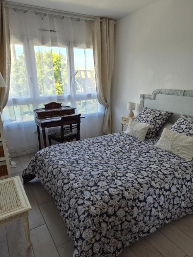 Bed, Photo of the whole room, Seating area, Bedroom