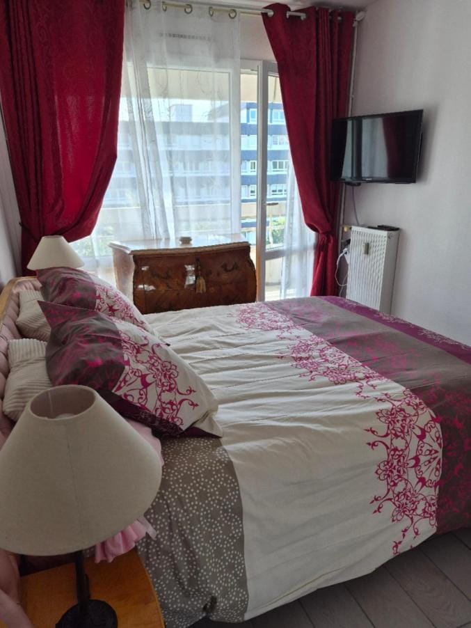 Bed, TV and multimedia, Photo of the whole room, Bedroom