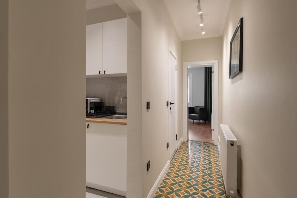 Quiet & Bright 2BR City Apt - Near Metro Apartment in Istanbul