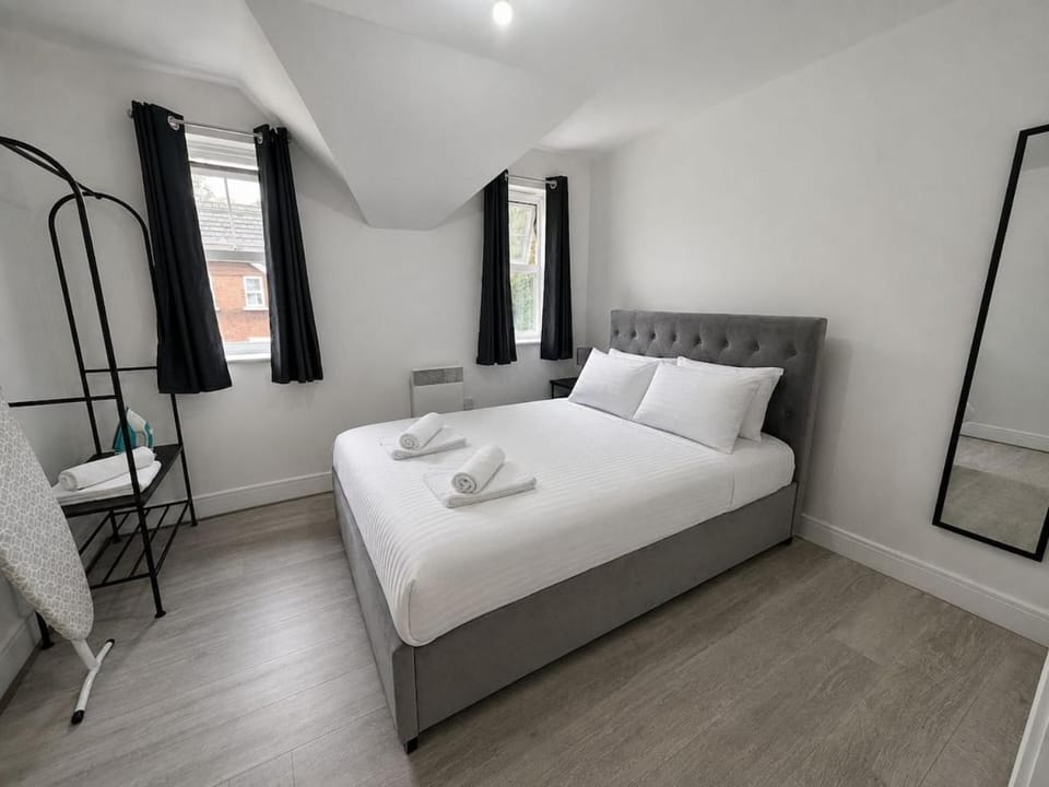 2 Bed Apt - Fast WiFi, Ensuite, W Balcony Apartment in Crawley