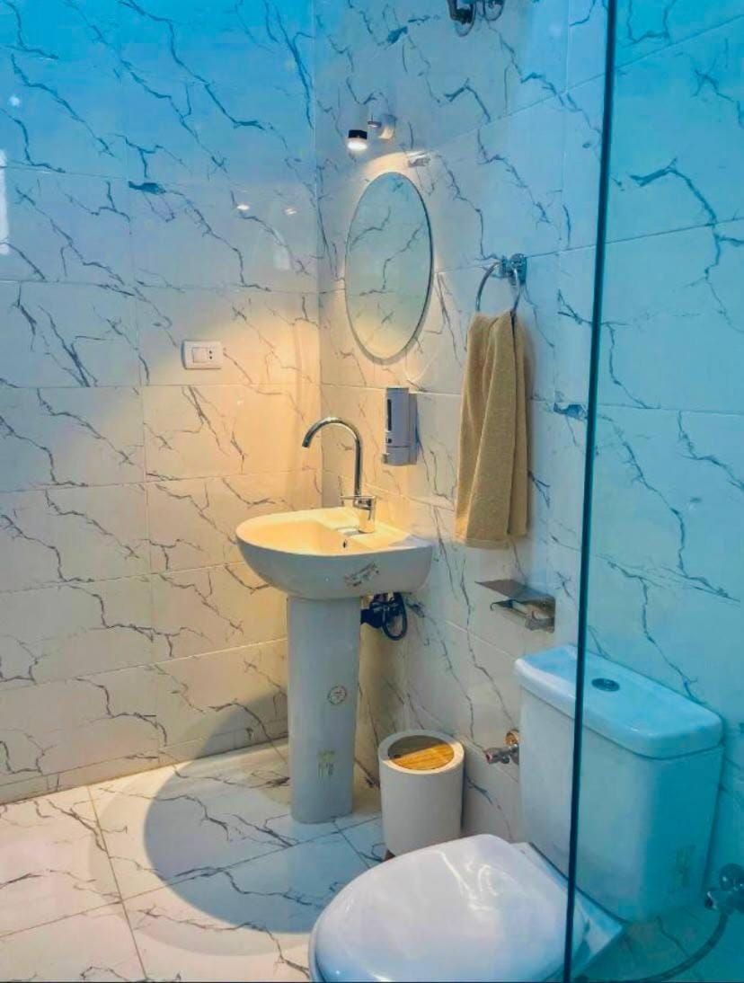 Shower, Toilet, Bathroom, bidet, towels