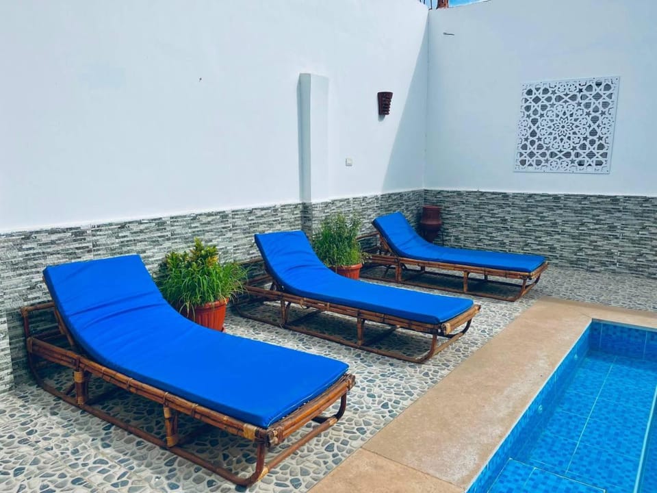 Day, Pool view, Swimming pool, sunbed