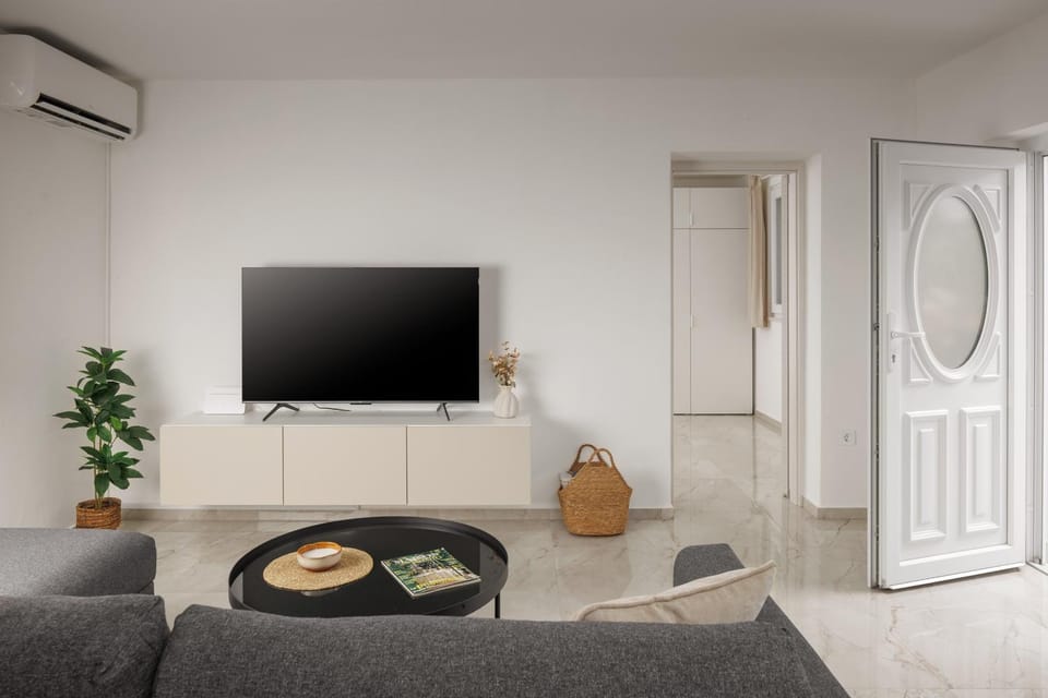 Communal lounge/ TV room, TV and multimedia, Living room, Seating area, air conditioner
