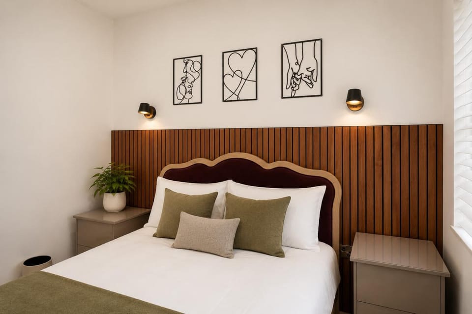 Stylish 2BR Poplar Mews Stay Near Canary Wharf Apartment in London