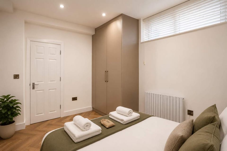 Stylish 2BR Poplar Mews Stay Near Canary Wharf Apartment in London
