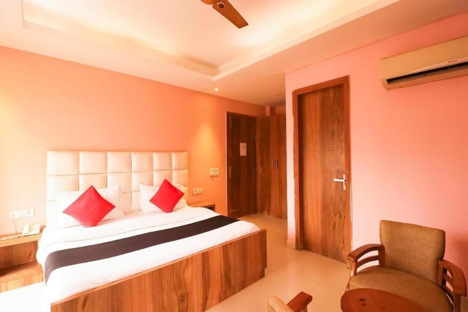 Bed, Photo of the whole room, Bedroom, air conditioner