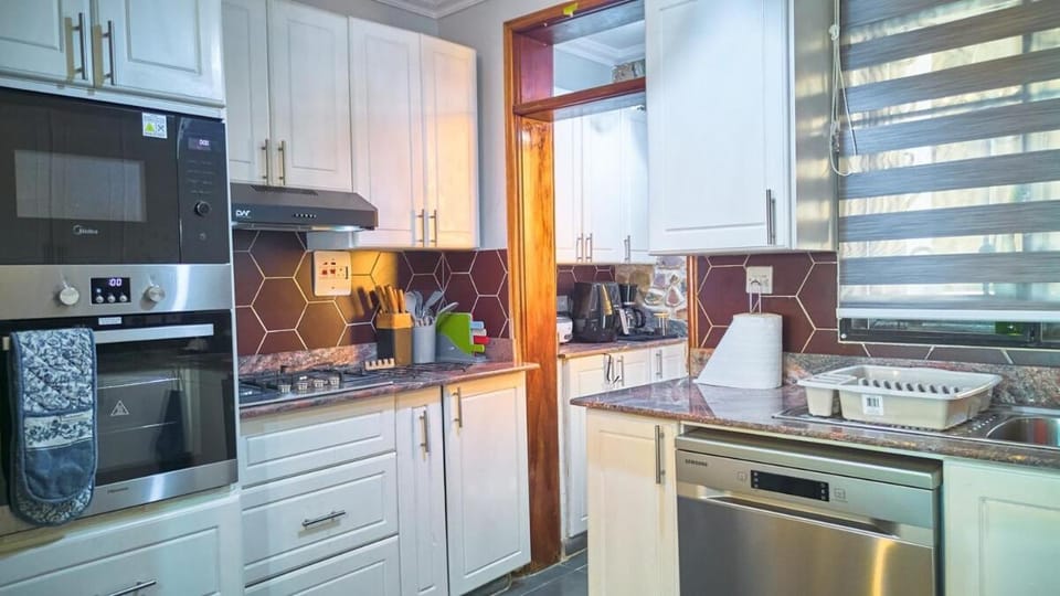 Kitchen or kitchenette, dishwasher, oven