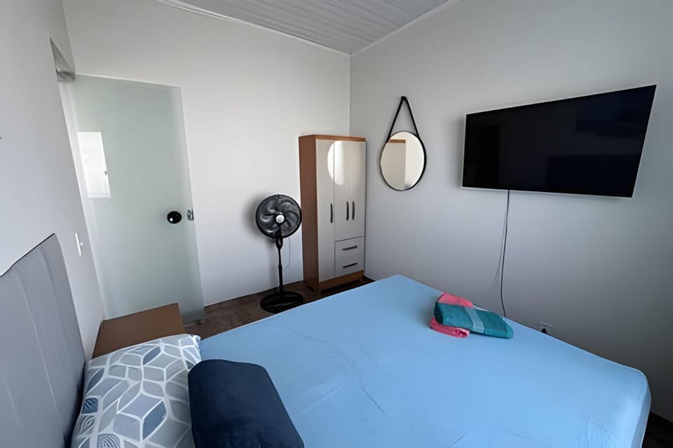 Bed, TV and multimedia, View (from property/room), Bedroom