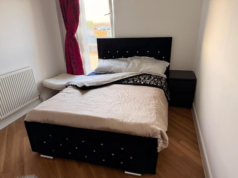 Private spacious Double Room in 2 bed Apartment Vacation rental in Barking