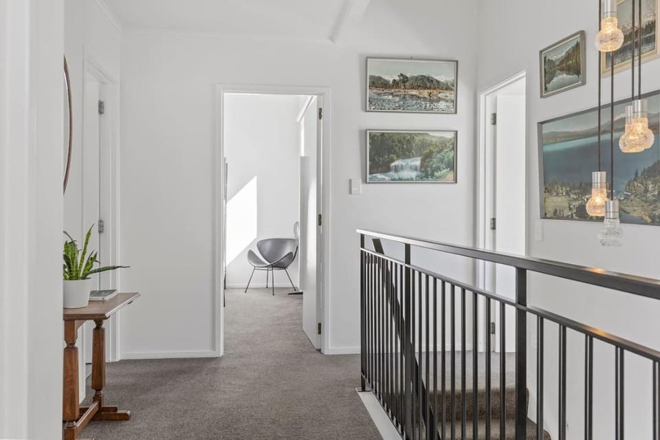 Bayview, Modern, stunning views and Hot Tub House in Taupo