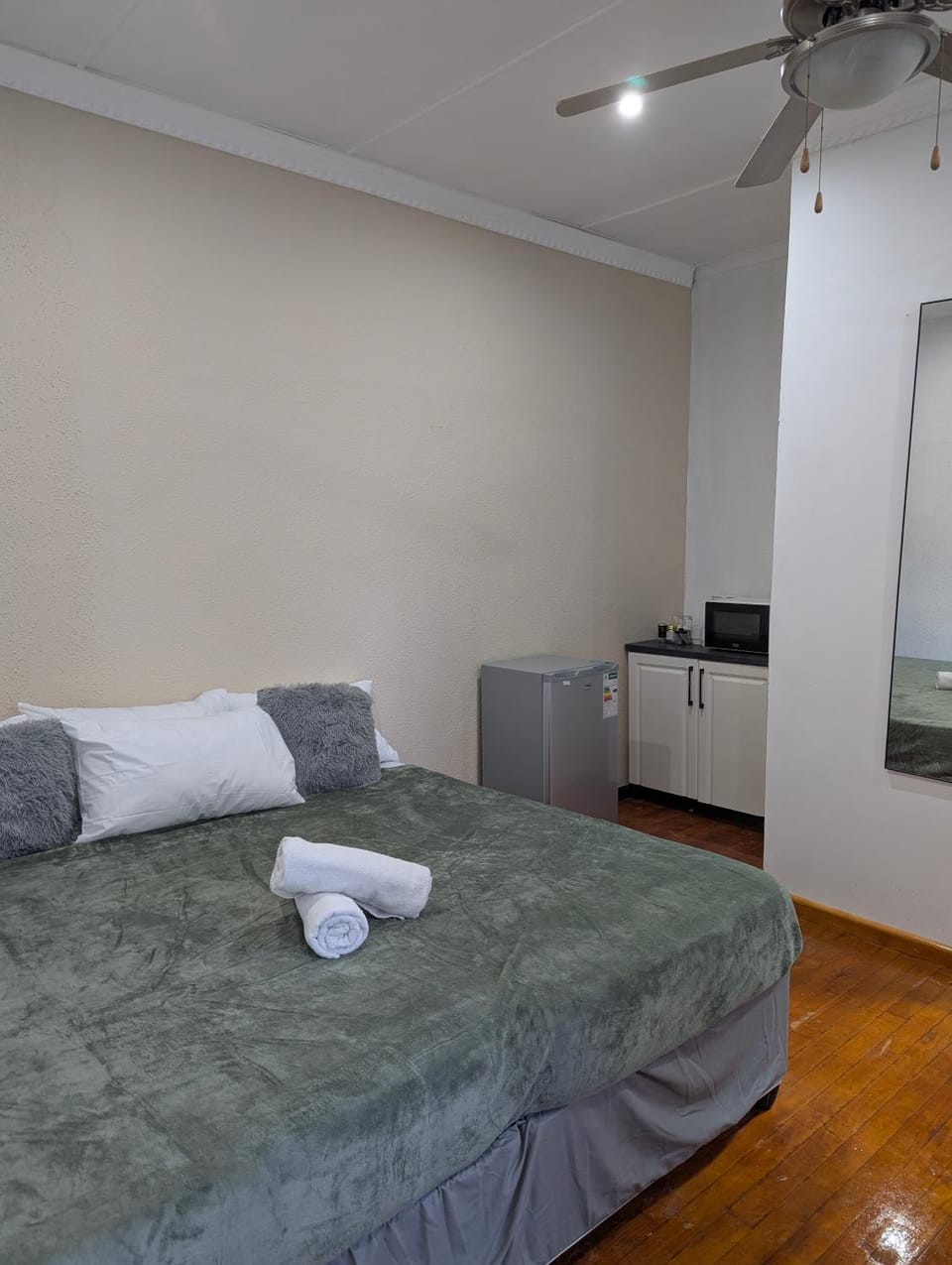 Bed, towels