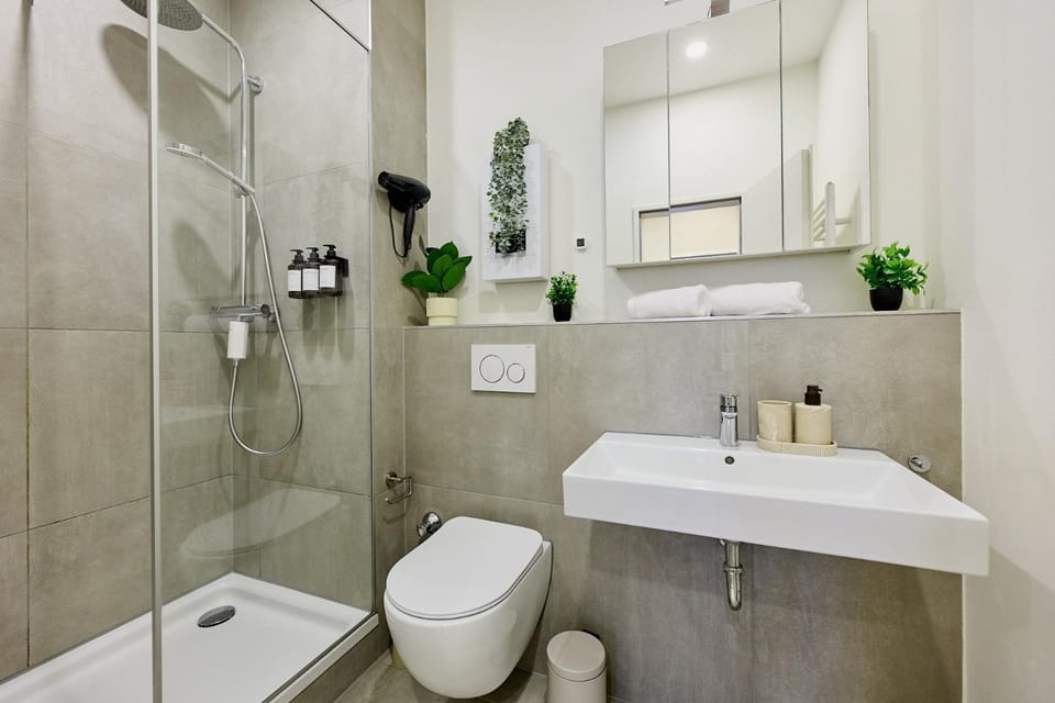 Shower, Toilet, Bathroom, towels