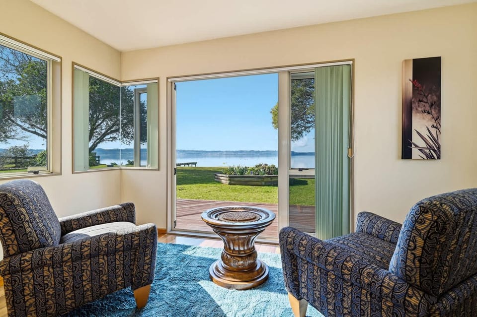 Shore Haven - Lakefront Spa Pool Sleeps 8 House in Rotorua