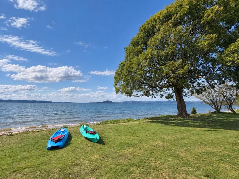 Shore Haven - Lakefront Spa Pool Sleeps 8 House in Rotorua
